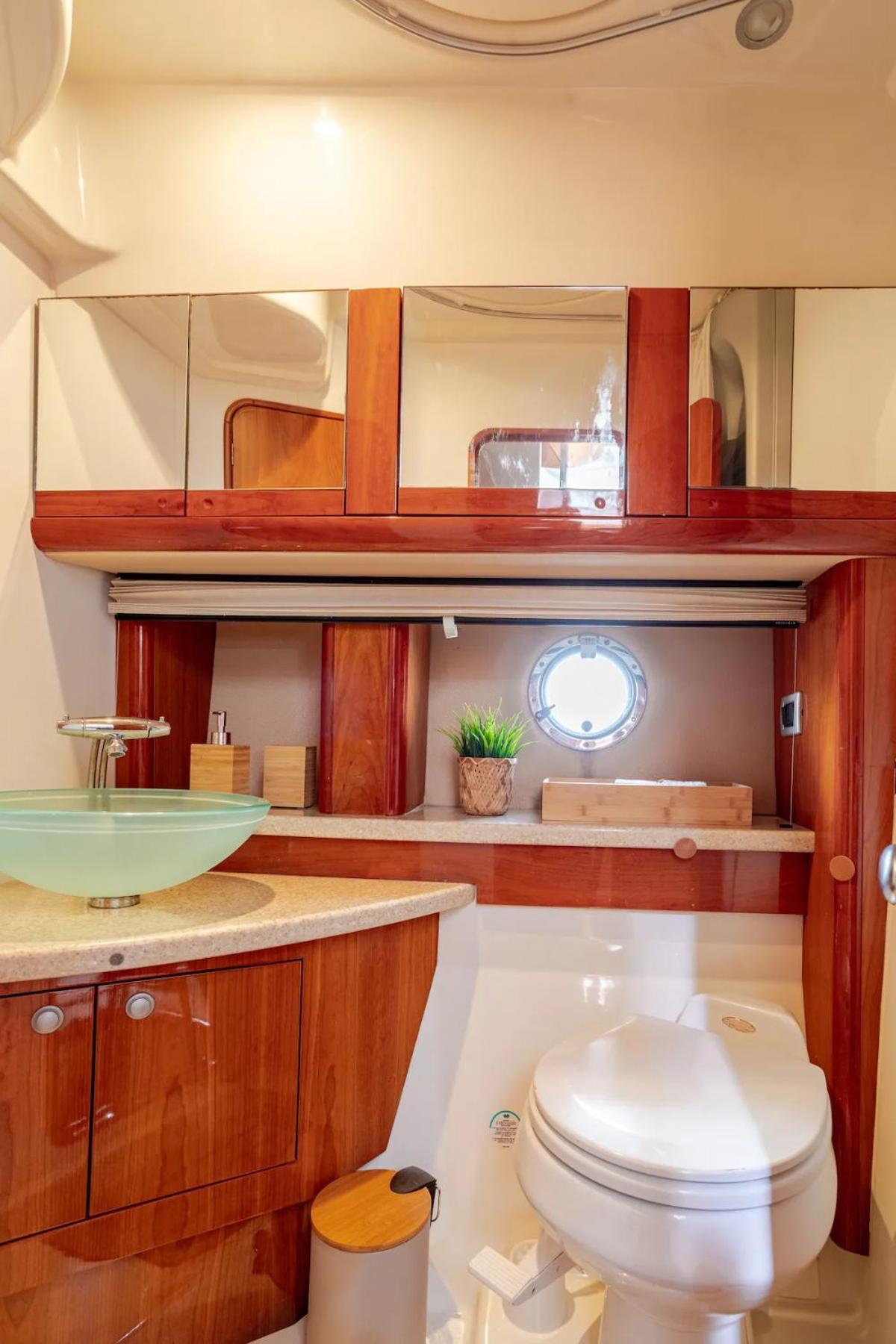 Botel Confortable Y Lujoso Yate Deportivo